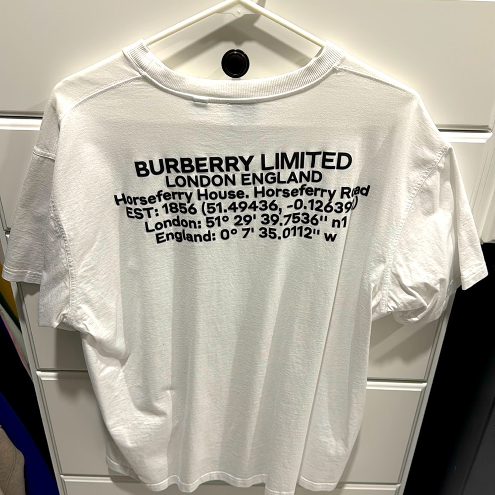 Men Burberry T shirt size medium